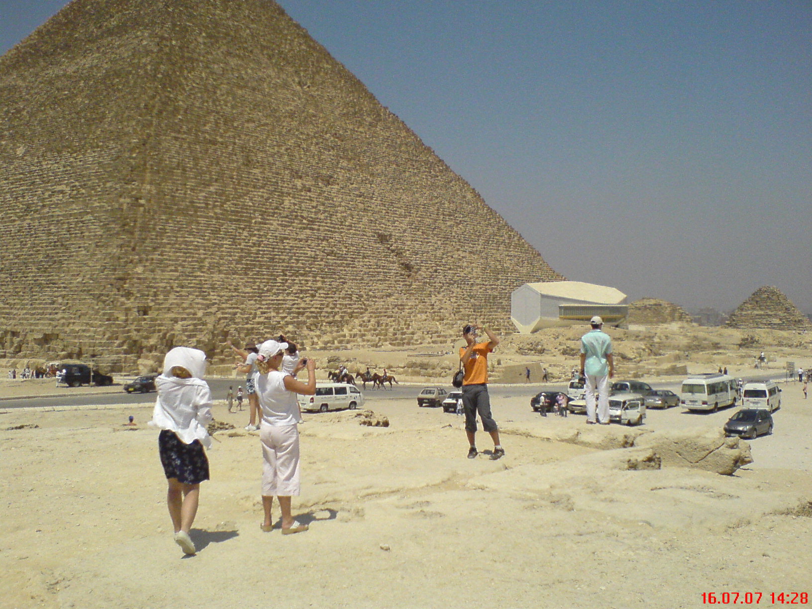 Pyramida zblízka.JPG